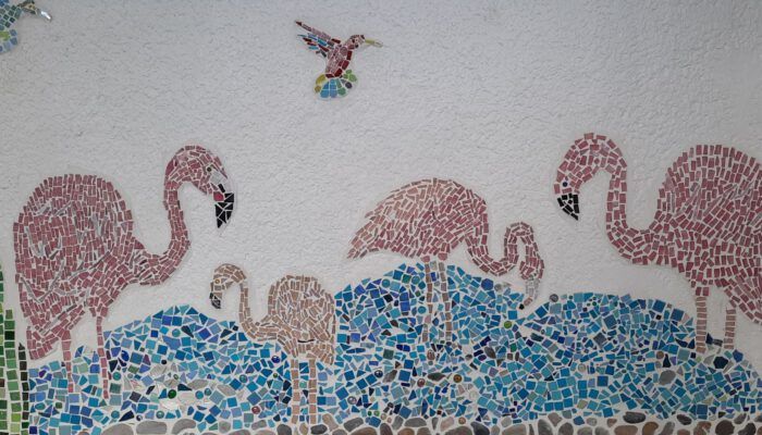 Flamigos als Mosaik an einer Wand