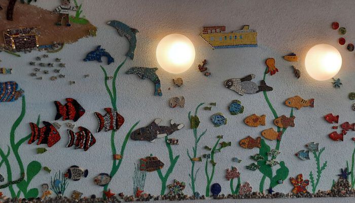 Unterwasserwelt aus Mosaik an einer Wand