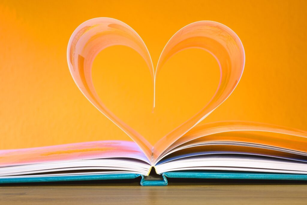 Buch. Zwei Seiten bilden ein Herzsymbol
